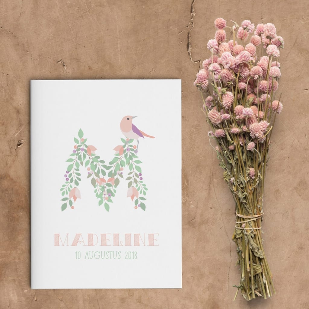 Bijzonder sierlijk, geillustreerd lettertype zet de toon voor geboortekaartje Bloemen Monogram: de voorletter van de baby wordt als monogram gepresenteerd.