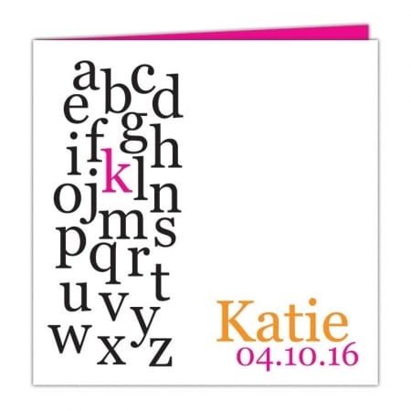 Voorkant van Geboortekaartje Alfabet: ontwerp is strak en modern; uit het hele alfabet licht 1 letter op, het initaal van de baby.