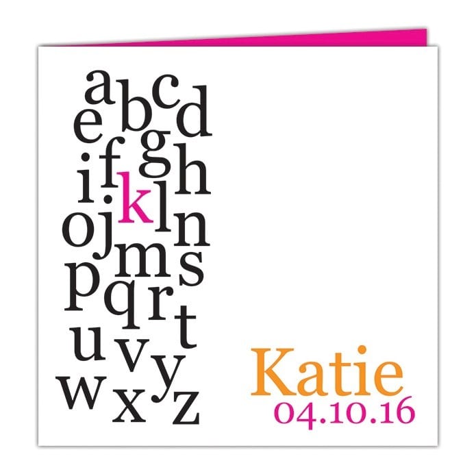 Voorkant van Geboortekaartje Alfabet: ontwerp is strak en modern; uit het hele alfabet licht 1 letter op, het initaal van de baby.