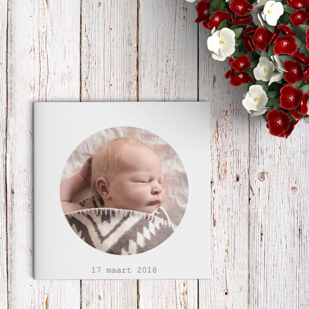 Een doeltreffend ontwerp, geboortekaart Foto wendt er geen doekjes om: jullie baby staat in het middelpunt, met een mooie, rond-gekaderde foto op de voorkant.