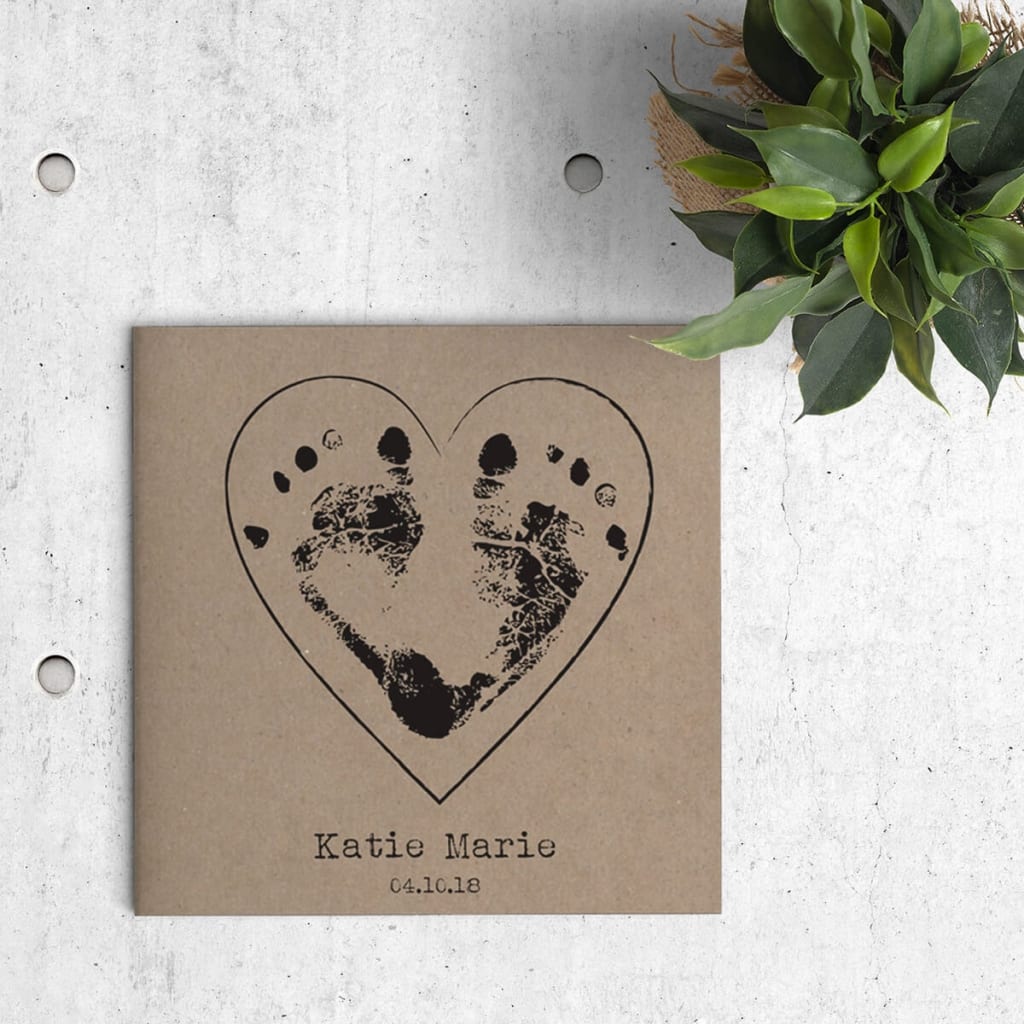 Geboortekaartje Voetafdrukjes op Kraft is een ontwerp gedrukt op kraftpapier, waarbij op de voorkant 2 voetafdrukjes van een baby een hartje vormen. Voorzijde van kaartje.