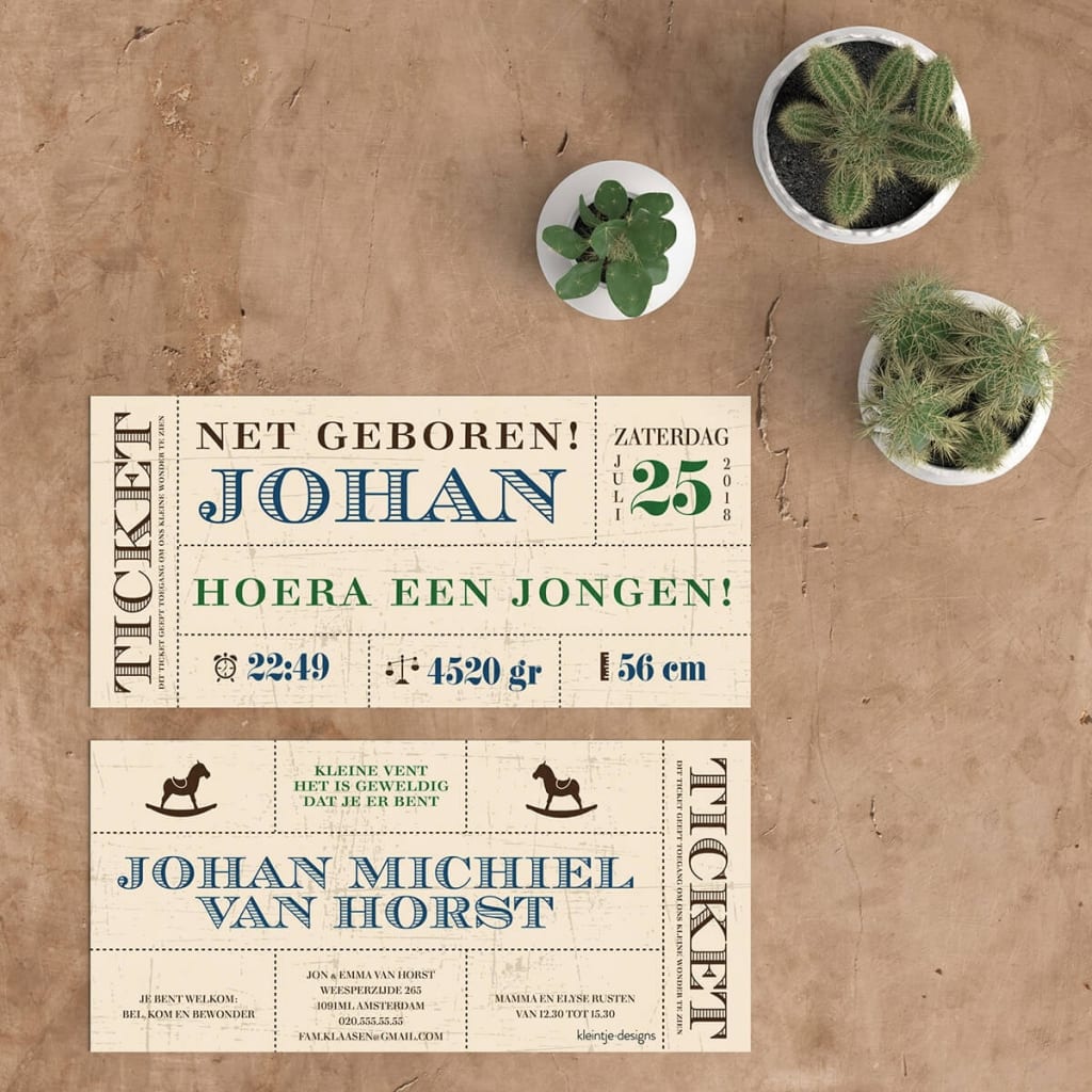 Ticket geboortekaartjes - vintage ontwerp met mooie fonts en kraft-achtergrond - Geboortekaartje Vintage Ticket. Voor- en achterkant geboortekaart.