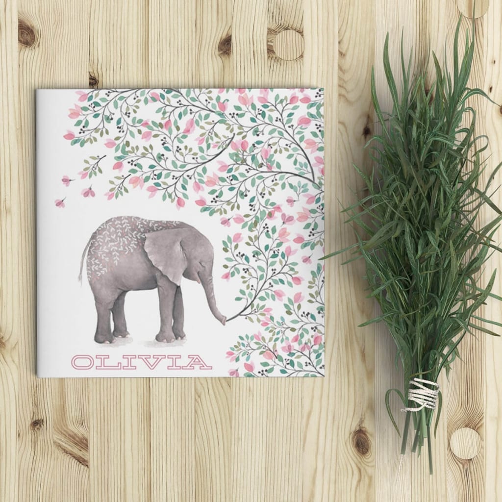 Dit lieve geboortekaartje presenteert dromerige, geschilderde beelden van een lieve olifant en weelderige bloemen. Super schattig en gedetailleerd. - Dromerige, charmante illustraties.