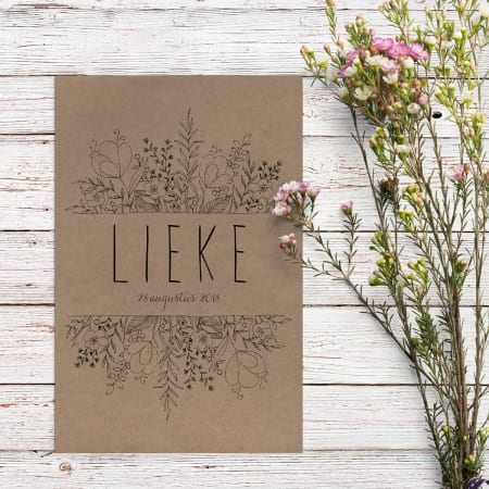 Mooie, sierlijke en handgetekende bloemen vormen het middelpunt van geboortekaartje Bloemen op kraftpapier. Illustraties zijn getekend met zwarte lijntjes.