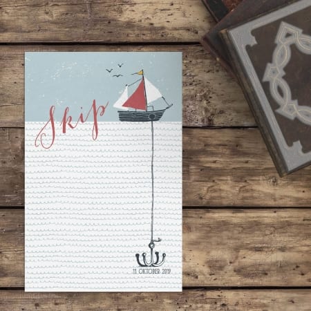 Prachtige, handgetekende illustraties van een bootje, hangend anker en de zeegolven zetten een bijzonder beeld neer op Geboortekaartje Bootje met Anker.