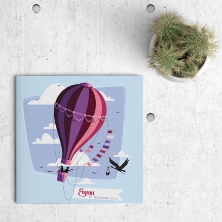 Geboortekaartje Dromerige Luchtballon zet een mooi beeld neer: luchtballon met twee mensen erin en een ooievaar die als koerier aan komt vliegen met baby.