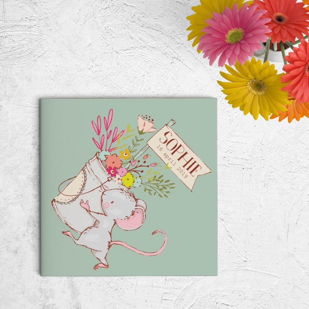 Geboortekaartje Schattig Muisje presenteert jullie pasgeboren baby op een schattige manier, door middel van de handgetekende illustraties van een muisje.