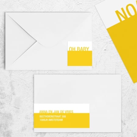 Extra lange adressticker Kleur heeft minimalistisch ontwerp met een gekleurd geel (of andere kleur) vlak en wit vlak, met naam als typografische versiering.