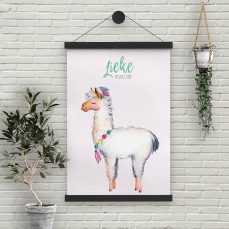 De leuke lama illustratie van geboortekaartje Lieve Lama figureert hier op een grote poster; erg schattig om aan de muur van de babykamer te hangen. 