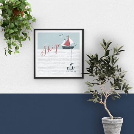 De leuke handgetekende boot, die dobbert of het water, met een anker op de zeebodem van het geboortekaartje Bootje met Anker, schittert hier op een poster.