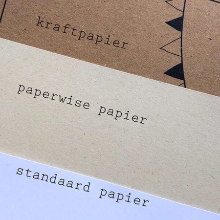 Vergelijking van papiersoorten voor geboortekaartjes, kraftpapier en paperwise papier. Milieuvriendelijk papier.