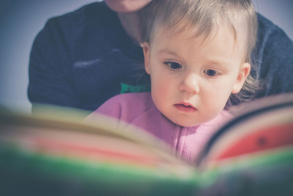 Waarom voorlezen zo belangrijk is, is een belangrijke vraag. De leesvaardigheid en het leesplezier van Nederlandse kinderen is aan het afnemen.