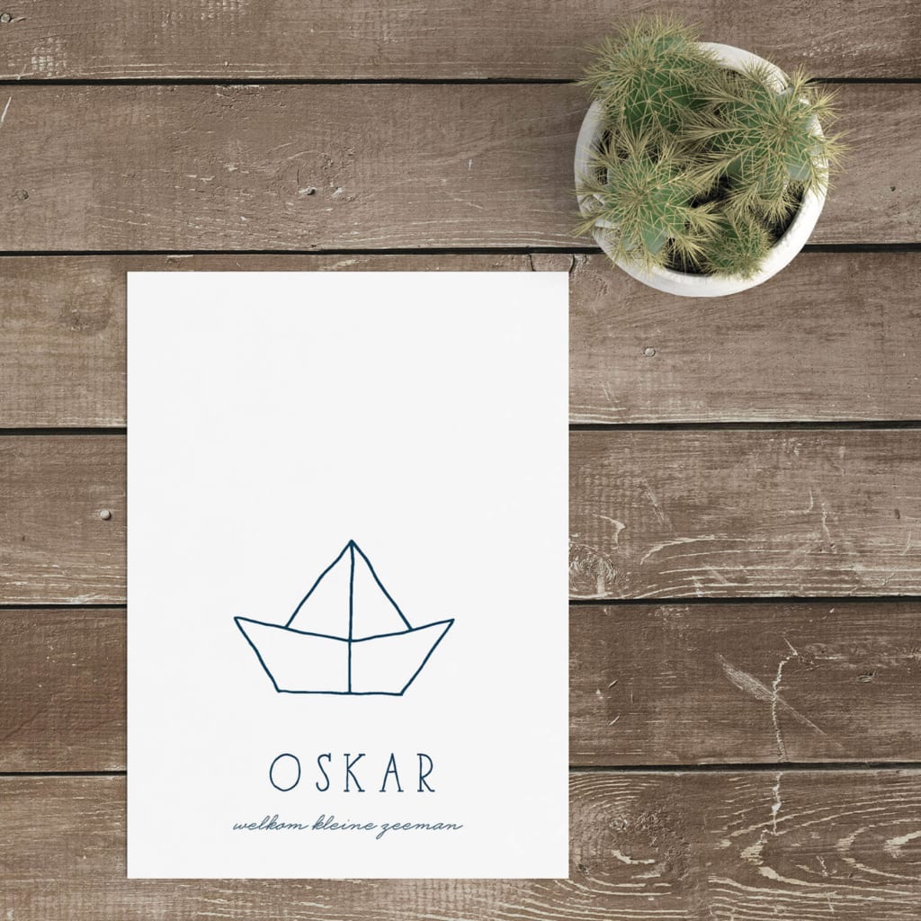 Een leuk gevouwen bootje versiert de voorkant van geboortekaartje Origami Bootje. Om het ontwerp af te maken, kozen we een leuk handgetekend lettertype.