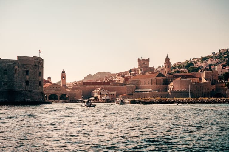 Name of Thrones | Populaire babynamen uit de serie. Oude, historische stad aan het water.